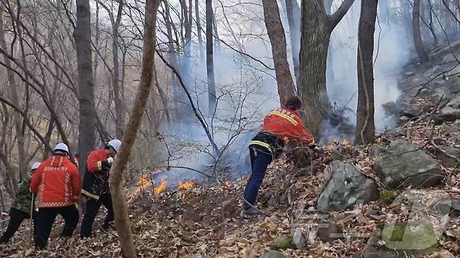 울산시 공무원 산불진화대가 지난 3월 24일 오후 울산 울주산불 화재현장 진화작업을 벌이고 있다.(울산광역시제공. 재판매 및 DB 금지)2025.3.24/뉴스1 ⓒ News1