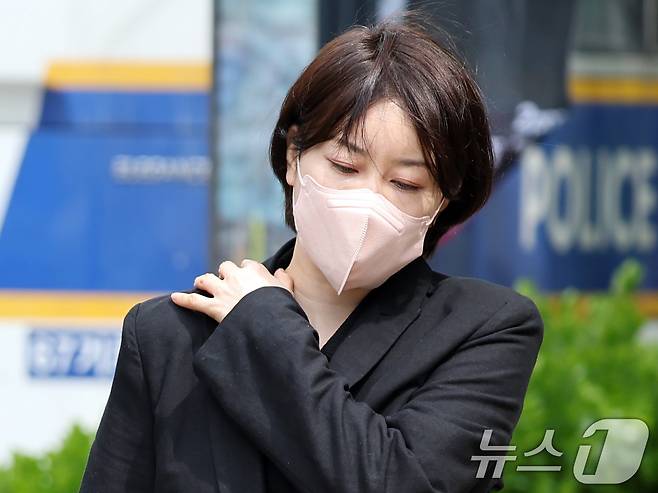 음주운전 및 불법 숙박업 운영 혐의를 받는 문재인 전 대통령 딸 문다혜 씨가 17일 오전 서울 마포구 서울서부지방법원에서 열린 도로교통법 위반(음주 운전)·공중위생관리법 위반 혐의 1심 선고기일에 출석하고 있다. 2025.4.17/뉴스1 ⓒ News1 황기선 기자