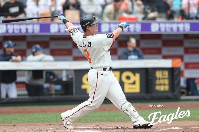 한화 노시환이 20일 대전 한화생명 볼파크에서 열린 2025 KBO리그 NC전에서 2회말 솔로포를 터뜨리고 있다. 사진 | 한화 이글스
