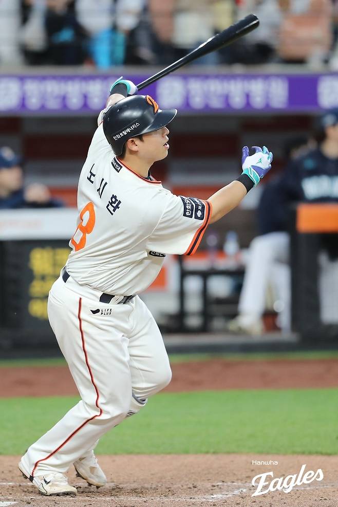 한화 노시환이 19일 대전 한화생명 볼파크에서 열린 2025 KBO리그 NC전에서 4회말 스리런 홈런을 치고 있다. 사진 | 한화 이글스