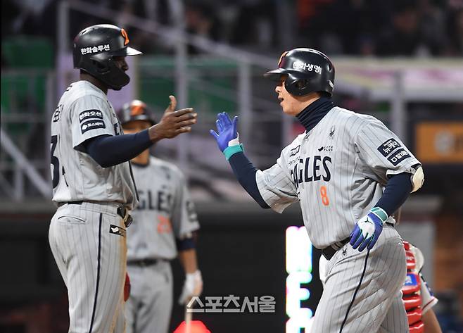 한화 노시환(오른쪽)이 16일 인천SSG랜더스필드에서 열린 2025 KBO리그 SSG와 경기에서 4회초 투런포를 때린 후 플로리얼과 하이파이브를 하고 있다. 문학 | 박진업 기자 upandup@sportsseoul.com