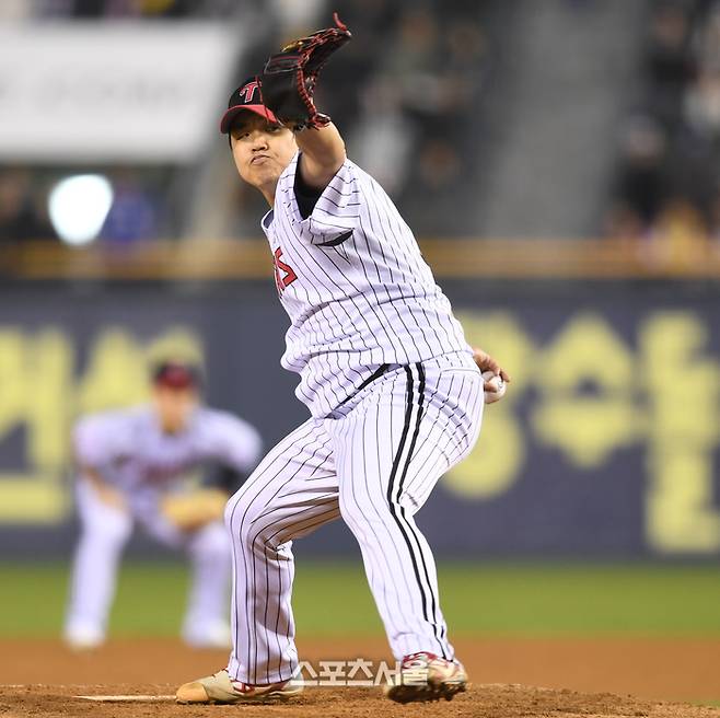 LG 투수 장현식이 15일 잠실야구장에서 열린 2025 KBO 리그 삼성과 경기 9회 역투하고 있다.  2025. 4. 15. 잠실 | 최승섭기자 thunder@sportsseoul.com