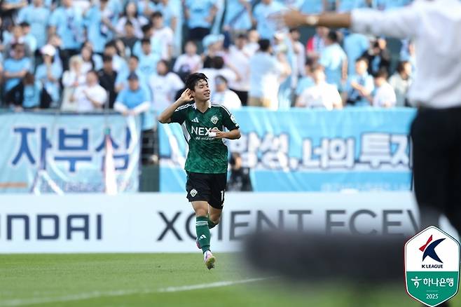 전북 현대 전진우가 20일 전주월드컵경기장에서 열린 대구와의 경기에서 득점한 후 세리머니를 하고 있다. 제공 | 한국프로축구연맹