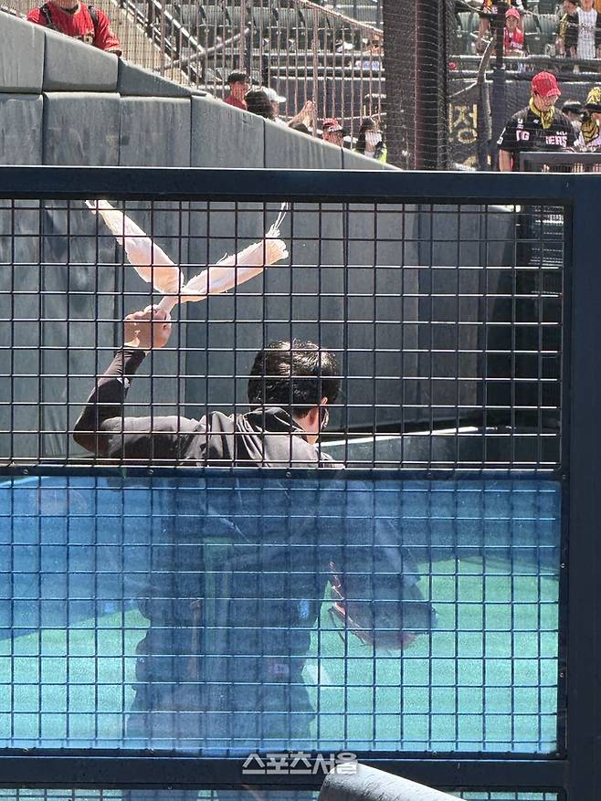30분 넘게 수건을 이용한 ‘섀도 피칭’으로 투구폼을 정비하는 양현종의 모습. 잠실 | 박연준 기자 duswns0628@sportsseoul.com