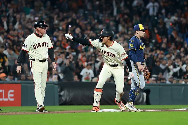 샌프란시스코 이정후(가운데)가 22일(한국시간) 미국 캘리포니아주 샌프란시스코 오라클 파크에서 열린 2025 메이저리그(ML) 밀워키전에서 7회말 3루타를 때린 후 세리머니를 하고 있다. 사진 | 샌프란시스코=AFP연합뉴스