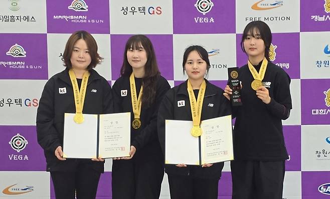 KT 사격단은 23일 창원국제사격장에서 열린 ‘2025 창원시장배 전국사격대회’에서 단체전(김용경, 한가을, 문경민, 박소연 출전) 금메달을 차지했다. 좌측부터 김용경, 문경민, 박소연, 한가을이 포즈를 취하고 있다. 사진 | KT 스포츠