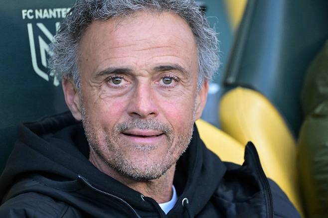 '감독님, 보고 있어요? 여기가 바로 내 자리에요.'

'한국축구 최고재능' 이강인(24)의 절박한 호소가 경기를 통해 뿜어져 나왔다. 자신을 수비형 미드필더로 전환시키려는 계획을 가진 루이스 엔리케 감독에게 마치 '내 자리는 바로 여기'라는 걸 보여주려는 듯 했다. 모처럼 윙스트라이커로 선발 출저한 이강인이 공격포인트까지 추가하며 팀에 힘을 보탰다.

<저작권자(c) 연합뉴스, 무단 전재-재배포, AI 학습 및 활용 금지>