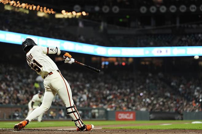 샌프란시스코 자이언츠 이정후가 22일(한국시각) 밀워키 브루어스전에서 7회말 우중간 3루타를 터뜨리고 있다. AP연합뉴스