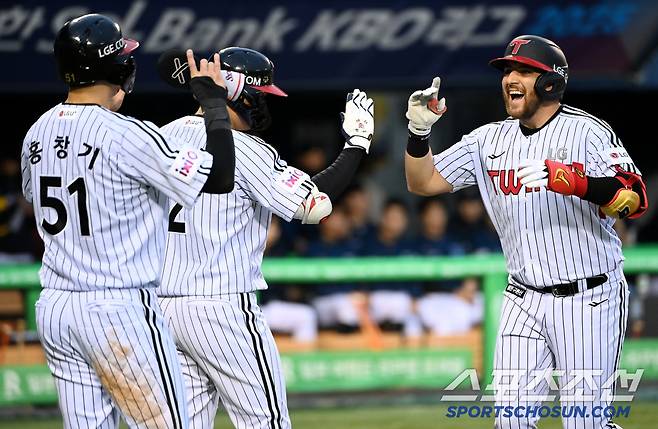 22일 잠실야구장에서 열린 NC와 LG의 경기, 1회말 1사 3루 LG 오스틴이 선제 2점홈런을 치고 환호하고 있다. 잠실=허상욱 기자wook@sportschosun.com/2025.04.22/