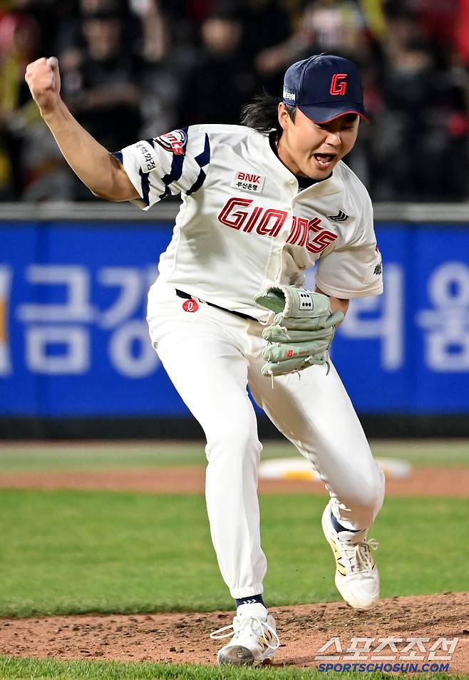 10일 부산 사직야구장에서 열린 KIA와 롯데의 경기, 7회초 2사 1,2루 롯데 정철원이 KIA 위즈덤을 스트라이크 아웃 낫아웃 처리하며 환호하고 있다. 부산=허상욱 기자wook@sportschosun.com/2025.04.10/