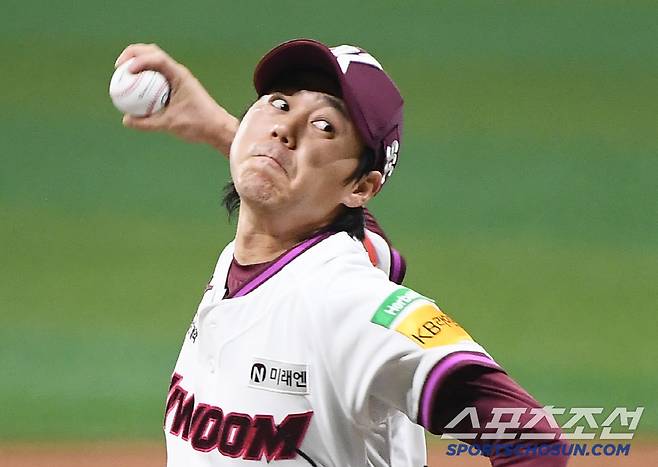 22일 서울 고척스카이돔에서 열린 두산-키움전. 선발투수 하영민이 투구하고 있다. 고척=정재근 기자 cjg@sportschosun.com/2025.4.22/