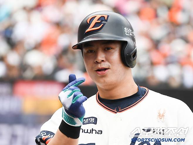 20일 대전 한화생명볼파크에서 열린 NC-한화전. 2회말 무사 노시환이 솔로포를 친 후 하트 세리머니를 하고 있다. 대전=정재근 기자 cjg@sportschosun.com/2025..4.20/