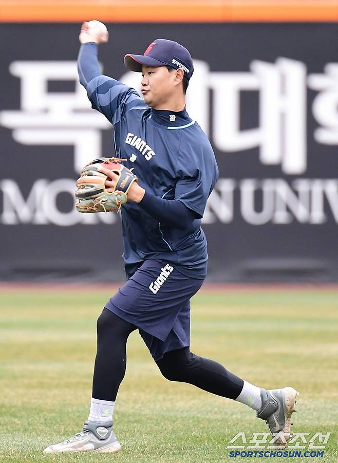 2일 대전 한화생명 볼파크에서 열리는 KBO리그 한화와 롯데의 경기. 캐치볼로 몸을 풀고 있는 롯데 손호영. 대전=송정헌 기자songs@sportschosun.com/2025.04.02/