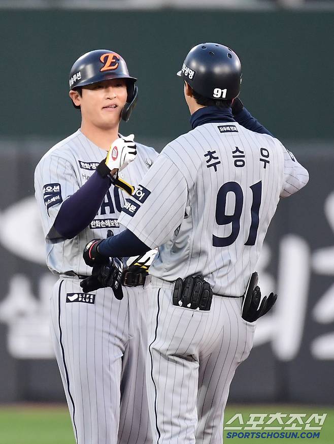 23일 부산 사직야구장에서 열린 롯데와 한화의 경기. 1회 1사 만루. 2타점 2루타 날린 한화 이진영. 부산=송정헌 기자songs@sportschosun.com/2025.04.23/
