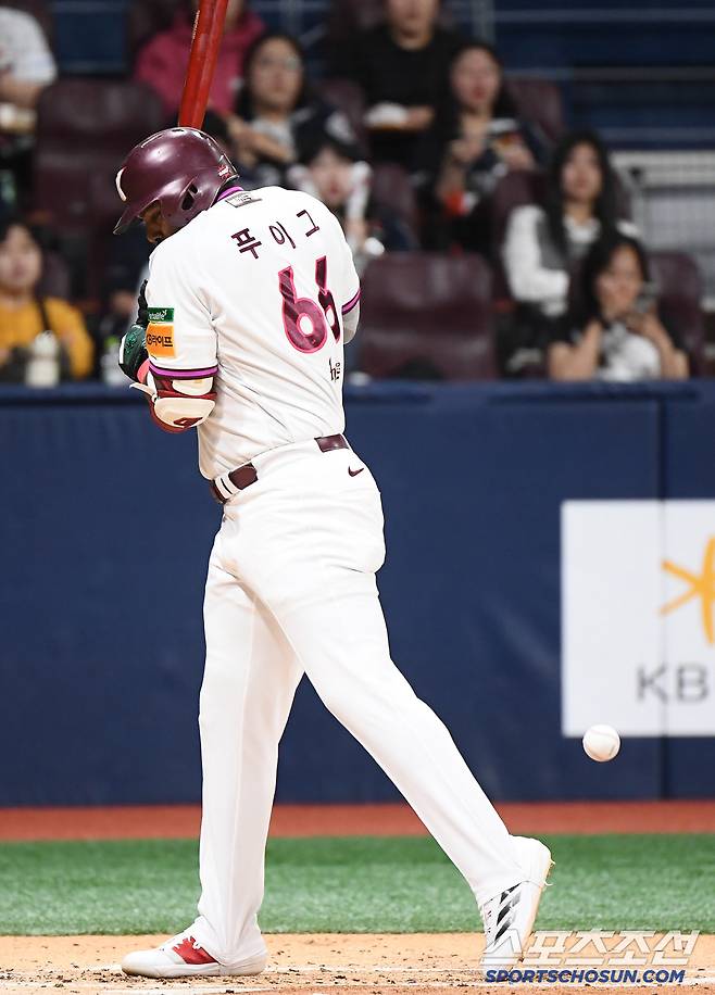 23일 서울 고척스카이돔에서 열린 두산-키움전. 2회말 1사 푸이그가 김유성의 사구에 맞고 있다. 고척=정재근 기자 cjg@sportschosun.com/2025.4.23/