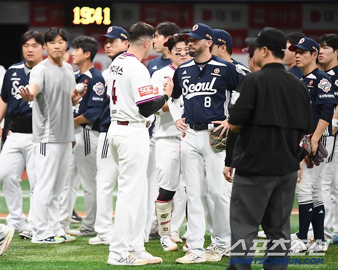 23일 서울 고척스카이돔에서 열린 두산-키움전. 4회말 무사 푸이그가 김유성의 얼굴쪽 위협구에 발끈하며 벤치클리어링이 일어났다. 양 팀 선수들이 그라운드에 나와 있다. 고척=정재근 기자 cjg@sportschosun.com/2025.4.23/