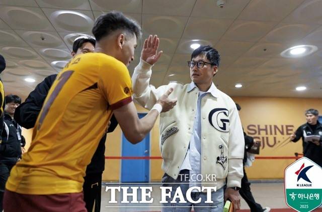 벤치를 비운 4월 K리그1 2경기에서 연승을 거둔 광주 이정효 감독이 경기 후 라커룸에서 선수들을 격려하고 있다./K리그