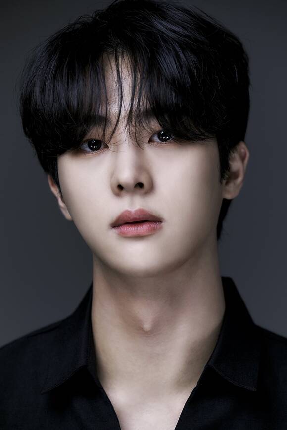 배우 김무준이 일본 배우 나가노 메이와의 열애설에 휩싸이자 "친한 동료 사이"라고 선을 그었다. /9아토엔터테인먼트