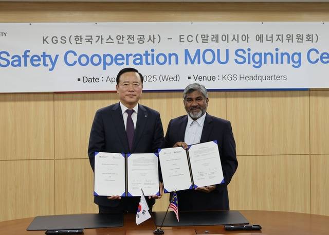 박경국 한국가스안전공사 사장(왼쪽)과 산자얀 벨로탐 말레이시아 에너지위원회 최고운영책임자가 23일 ‘가스안전 협력을 위한 업무협약(MOU)’을 체결했다. / 가스안전공사