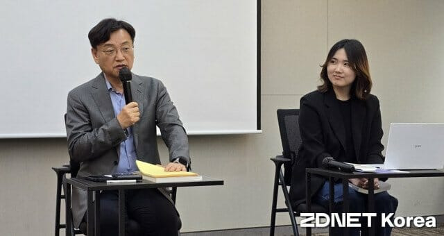 박성호 한국인터넷기업협회 회장(왼쪽)이 23일 열린 기자간담회에서 질의응답을 하고 있다.