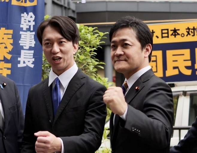 불륜설이 보도되기에 앞서 불륜을 인정하고 사과한 국민민주당 히라이와 마사키 의원(왼쪽)고 과거 불륜설에 휩싸인 다마키 유이치로 당 대표. 히라이와 의원 공식홈페이지