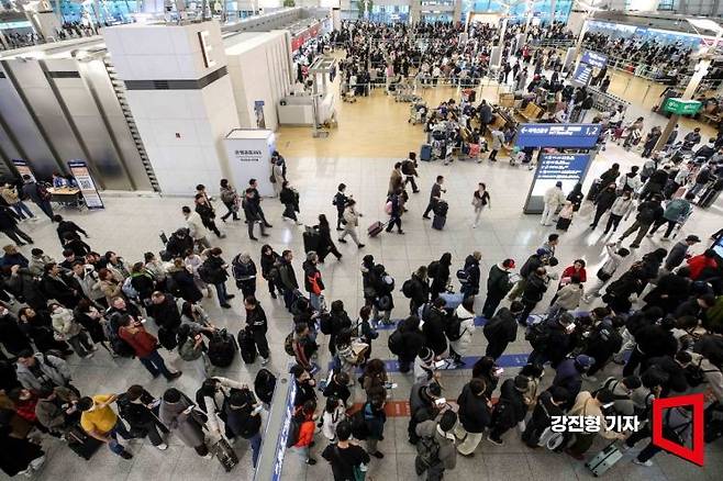인천국제공항 제1여객터미널을 찾은 여행객들의 모습.