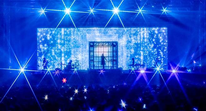 지난해 첫 내한 콘서트에서 실루엣만 보이며 노래하는 모습. /유니버설뮤직