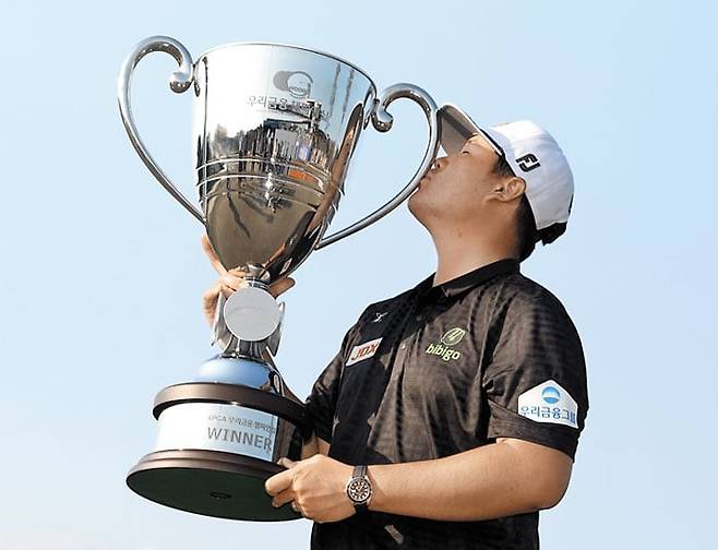 임성재가 2023년 우리금융 챔피언십 우승 트로피에 입 맞추는 모습. /KPGA