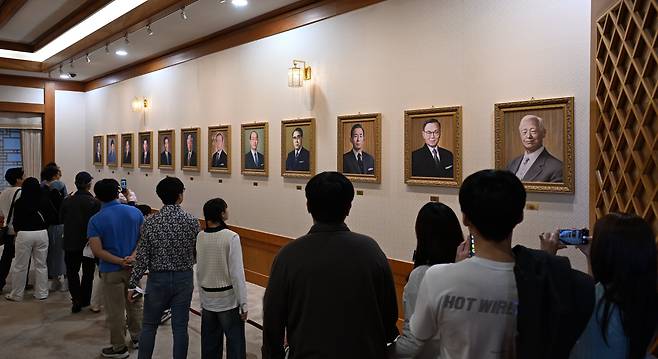20일 서울 청와대 본관을 찾은 관람객들이 역대 대통령들의 초상화를 구경하고 있다. / 고운호 기자