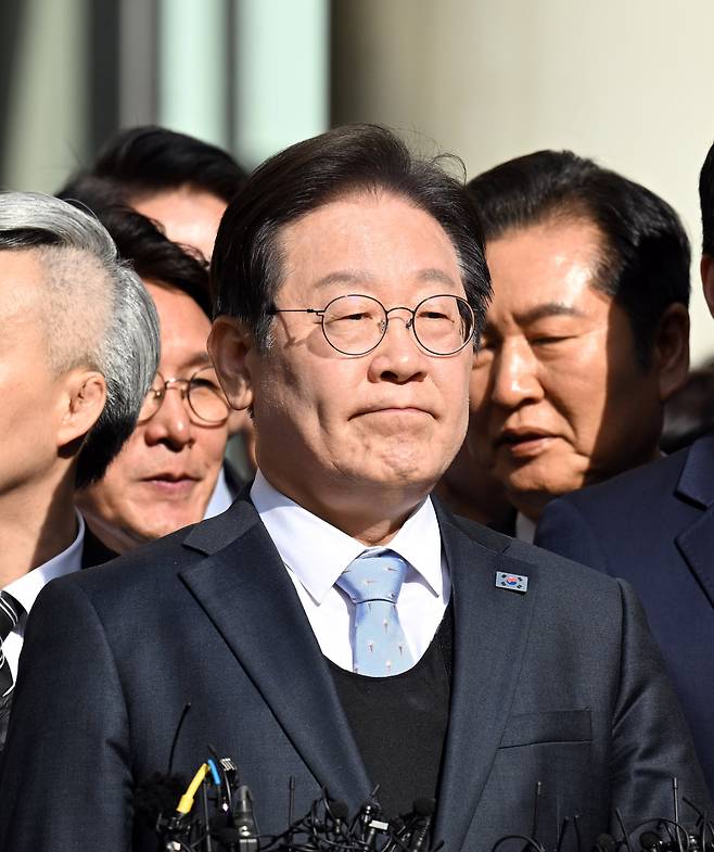 지난 3월 26일 이재명 당시 더불어민주당 대표가 서울 서초구 서울고등법원에서 열린 공직선거법 위반 혐의 2심 선고 공판을 마친 후 법원을 나서고 있다. /뉴스1