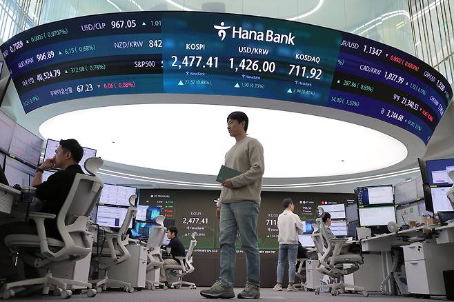 서울 중구 하나은행 본점 딜링룸 전광판./뉴스1