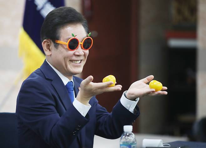 이재명 더불어민주당 대표가 2022년 9월 오후 제주시 용담일동 미래컨벤션센터에서 열린 '더 나은 민주당 만들기 타운홀미팅'에서 감귤모양 선글라스를 끼고 기념사진을 촬영하고 있다./뉴스1