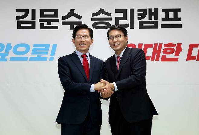 윤상현 국민의힘 의원이 23일 서울 여의도 김문수 대선 경선 후보 캠프에서 김 후보와 기념 촬영하고 있다. 윤 의원은 캠프 선거대책위원장을 맡기로 했다. /김문수 캠프 제공