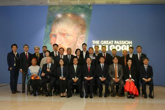 '불멸의 화가 반 고흐 in 대전' 공식 개막을 하루 앞둔 지난달 24일 대전시립미술관 중앙 로비에서 열린 개막식 참석 내빈들이 단체사진을 찍고 있다. 김영태 기자