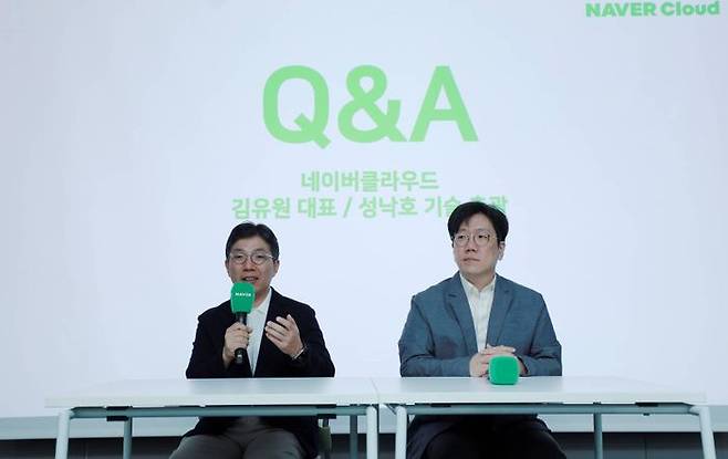 23일 서울 아크플레이스에서 열린 '네이버클라우드 테크밋업' 행사에서 김유원 네이버클라우드 대표(왼쪽)와 성낙호 네이버클라우드 하이퍼스케일 AI 기술 총괄이 질의응답에 답하고 있다.ⓒ네이버클라우드