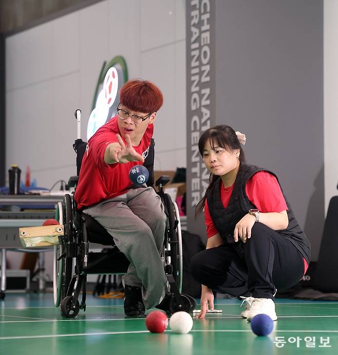패럴림픽(장애인올림픽) 종목인 ‘보치아’ 국가대표 서민규 씨(왼쪽)가 힘차게 공을 던지고 있다. 이천=장승윤 기자 tomato99@donga.com