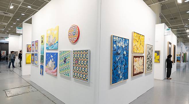 16∼20일 서울 강남구 코엑스 A, B홀에서 열린 ‘2025 화랑미술제’ 모습. 올해 화랑미술제에는 한국화랑협회 회원 갤러리 168곳이 참여했다. 뉴스1