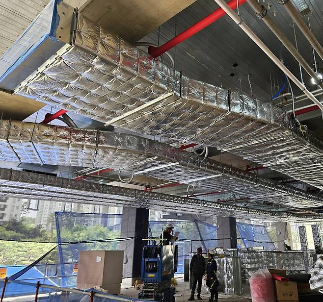 공사 현장에서 KCC 설비 배관 보온재를 시공하고 있는 모습. KCC 제공