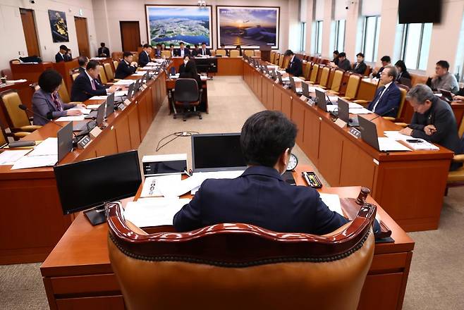 문진석 국토교통위원회 교통법안심사소위원장이 15일 오전 서울 여의도 국회에서 열린 제1차 교통법안심사소위원회 회의에서 안건을 상정하며 의사봉을 두드리고 있다. 2025.4.15. 뉴스1