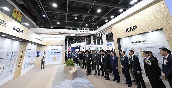 23일 서울 서초구 aT센터에서 개막한 ‘2025 자동차부품산업 ESG·부품산업 박람회’에 마련된 ‘지속가능 상생관’을 찾은 행사 주요 관계자들이 설명을 듣는 모습. 현대차그룹 제공