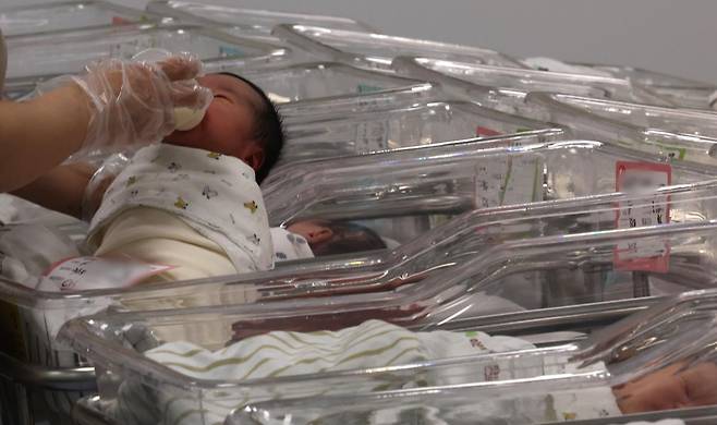 26일 인천 미추홀구 아인병원 신생아실에서 간호사가 신생아들을 돌보고 있다. 2025.02.26. 인천=뉴시스