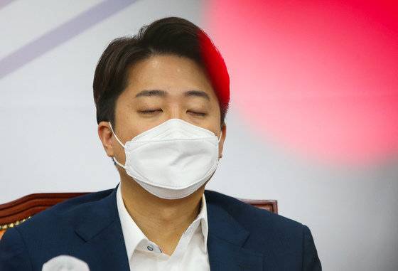 이준석 개혁신당 의원(전 국민의힘 대표)가 23일 서울 여의도 국회에서 열린 최고위원회의에서 눈을 감고 생각에 잠겨 있다. 동아일보DB
