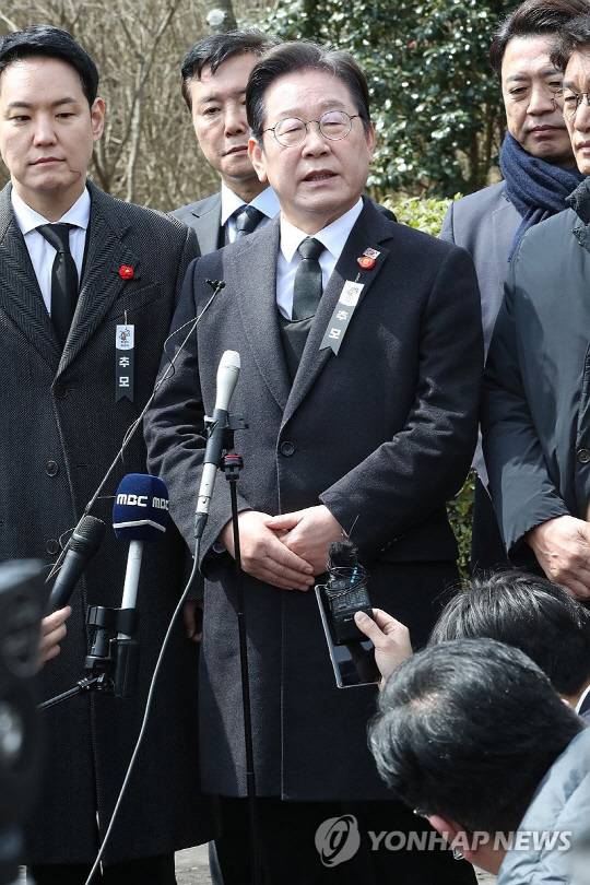 지난 4월3일 오전 제주시 봉개동 제주4·3평화공원에서 열린 제77주년 제주4·3 사건 희생자 추념식 직후 이재명 당시 더불어민주당 대표가 취재진을 만나 질의응답하고 있다.<제주도사진기자회·연합뉴스>