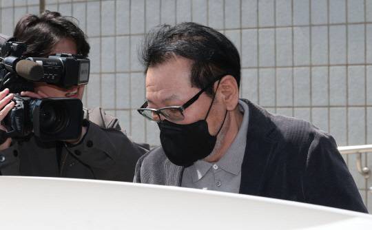 2018년 지방선거 당시 불법 정치자금을 수수한 혐의로 기소된 무속인 '건진법사' 전성배씨가 지난 4월7일 서울 양천구 남부지방법원에서 열린 불법 정치자금 수수 의혹 관련 재판을 마친 뒤 법원 청사를 나와 차량에 탑승하고 있다.<연합뉴스 사진>