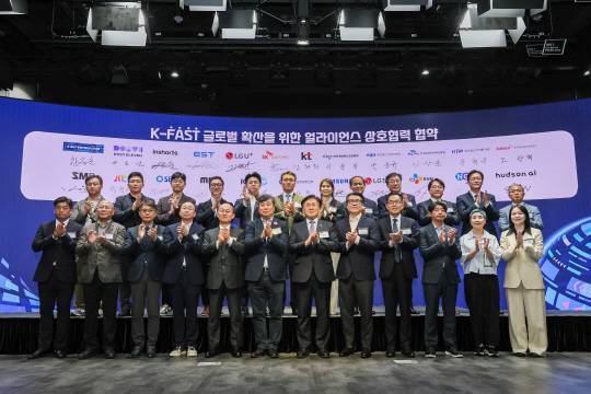 유상임 과학기술정보통신부 장관이 23일 오후 서울 강남구 코엑스 스튜디오159에서 열린 '글로벌 K-FAST 얼라이언스 출범식' 에서 기념촬영을 하고 있다. 과기정통부 제공