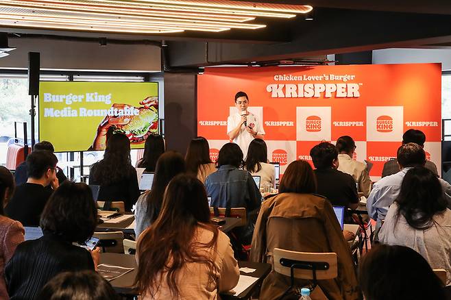 23일 버거킹 약수역점에서 열린 기자간담회에서 이성하 CMO가 브랜드 전략과 함께 신메뉴 '크리스퍼'와 '킹퓨전'의 기획 배경을 설명하고 있다.