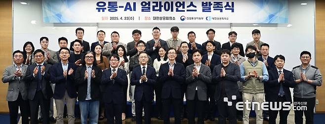 산업통상자원부는 23일 서울 중구 대한상공회의소에서 유통기업, AI기술기업, 인프라기업, 벤처캐피탈 등 40여개 기업·기관 관계자가 참석한 가운데 '유통-인공지능(AI) 얼라이언스 발족식'을 개최했다.  오승철 산업통상자원부 산업기반실장(왼쪽 6번째)을 비롯해 유통기업, AI기술기업, 인프라기업, 벤처캐피탈 등 40여개 기업·기관 관계자가 기념촬영을 하는 모습.