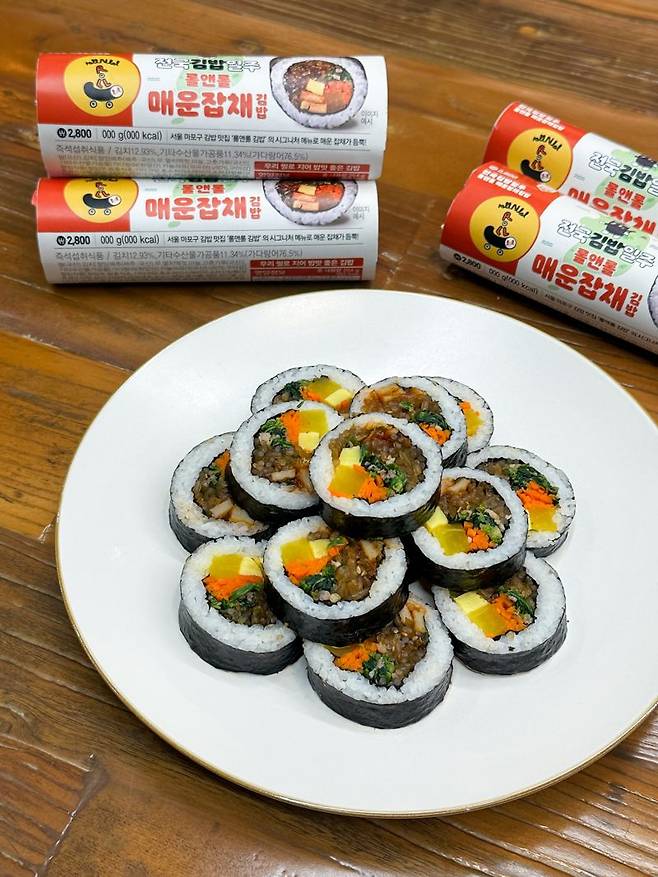 GS25의 '전국 김밥 일주' 프로젝트 첫 상품인 '롤앤롤 매운 잡채 김밥'. GS25 제공