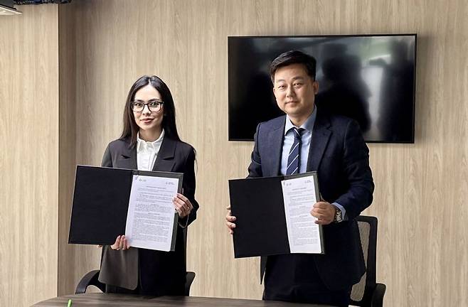 우즈베키스탄 IT Park 마클리요 무크시노바 이사(왼쪽)와 (주)제이스마트솔루션 정응현 대표가 전략적 협력을 위한 양해각서를 체결하고 있다. 제이스마트솔류선 제공
