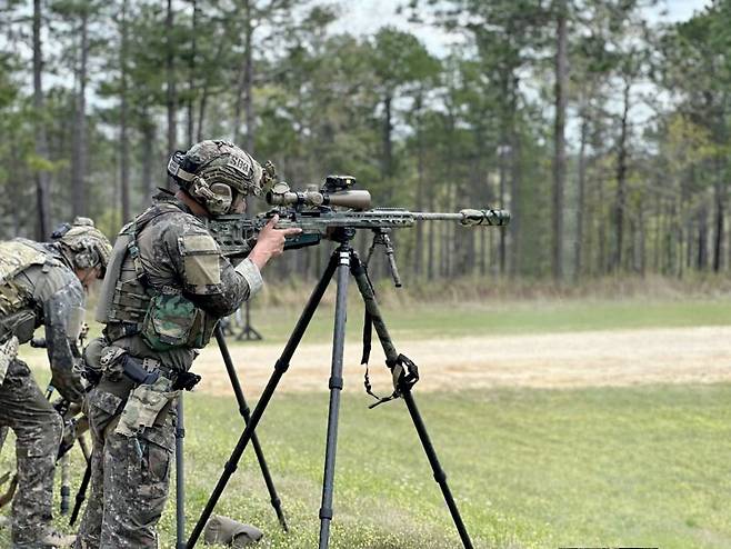 육군 1군단 특공연대 저격수팀은 지난 4일부터 10일까지 미 조지아주 포트무어에서 개최된 '2025년 미 국제 저격수대회'에 참가해 '국제부문 1위'의 우수한 성적을 거두었다. 지난 2001년 시작되어 올해로 25회를 맞은 저격수대회는 세계 각국에서 선발된 최고의 저격수들이 모여 실력을 겨루는 권위있는 대회다. 사진은 1군단 특공연대 저격수팀 장제욱 중사(사수)와 박대운 상사(관측수)가 타켓을 저격하고 있는 모습. 육군 제공